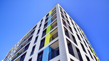 Modern ve yeni apartman. Çok katlı modern, yeni ve şık apartmanlar..