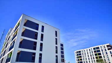 Modern ve yeni apartman. Çok katlı modern, yeni ve şık apartmanlar..