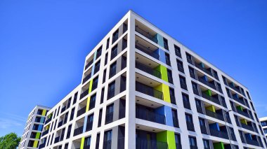 Modern ve yeni apartman. Çok katlı modern, yeni ve şık apartmanlar..