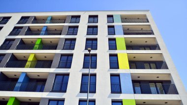 Modern ve yeni apartman. Çok katlı modern, yeni ve şık apartmanlar..