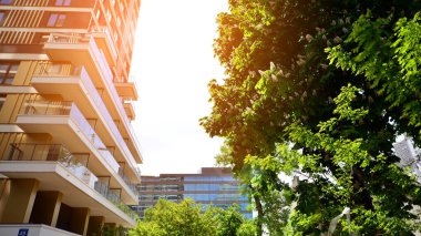 Çok katlı, modern bir apartmanın dış cephesi, pencereleri ve balkonları..