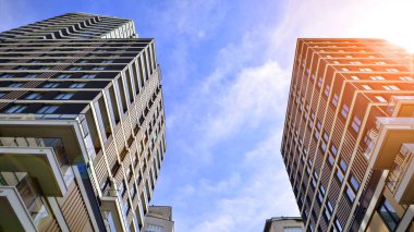 Çok katlı, modern bir apartmanın dış cephesi, pencereleri ve balkonları..