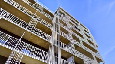 Alüminyum cepheli bir apartman. Modern minimalist mimari. Konut mimarisine yenilikçi bir yaklaşım.