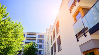 Şehir mimarisi doğaya yakın. Şehir bloklarının yakınındaki yeşil ağaçlar. Konut mimarisine yenilikçi bir yaklaşım.