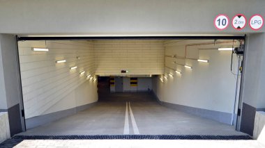 Yeni modern apartman binası, garaj park konsepti..