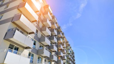 Modern apartman binası. Konut mimarisine yenilikçi bir yaklaşım. Gökyüzünde gün ışığı parlıyor.