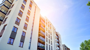 Modern apartman binası. Konut mimarisine yenilikçi bir yaklaşım. Gökyüzünde gün ışığı parlıyor.