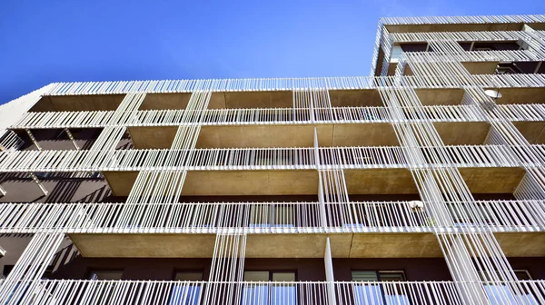 아파트 건물은 알루미늄 외관을 갖추고 현대의 미니멀리즘 건축에 혁신적 — 스톡 사진