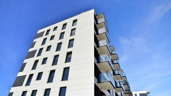 아파트 네모난 유리와 발코니가 현대의 미니멀리즘 건축물 — 스톡 사진