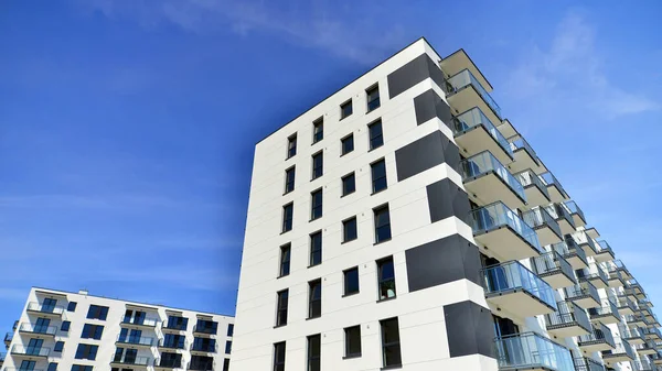 Appartementengebouw Met Heldere Gevels Moderne Minimalistische Architectuur Met Veel Vierkante — Stockfoto