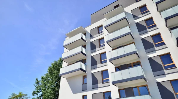 Edificio Apartamentos Con Fachadas Brillantes Moderna Arquitectura Minimalista Con Muchas — Foto de Stock