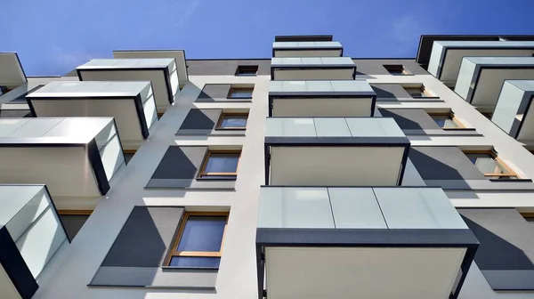 Edificio Apartamentos Con Fachadas Brillantes Moderna Arquitectura Minimalista Con Muchas —  Fotos de Stock