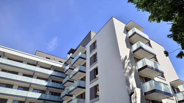 Mehrfamilienhaus Mit Hellen Fassaden Moderne Minimalistische Architektur Mit Vielen Quadratischen — Stockfoto