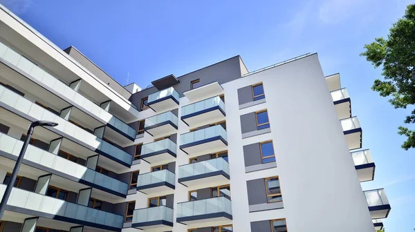 Lägenhet Byggnad Med Ljusa Fasader Modern Minimalistisk Arkitektur Med Massor — Stockfoto