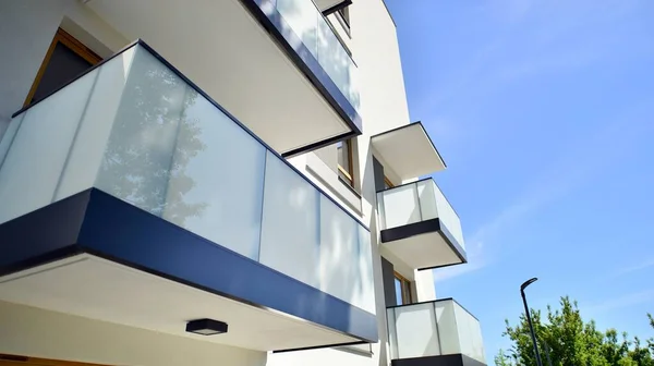 Budynek Mieszkalny Jasnymi Fasadami Nowoczesna Minimalistyczna Architektura Mnóstwem Kwadratowych Okien — Zdjęcie stockowe