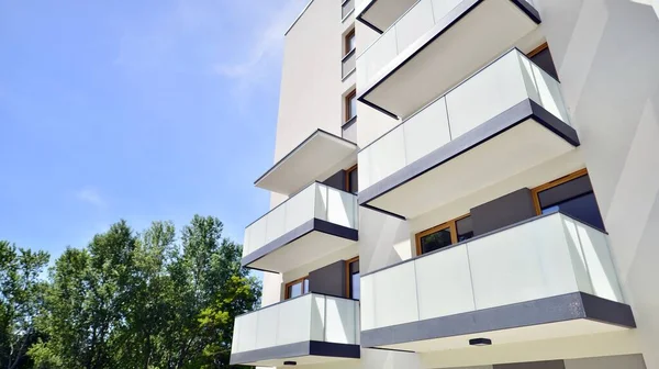 Edifício Apartamentos Com Fachadas Brilhantes Arquitetura Minimalista Moderna Com Muitas — Fotografia de Stock