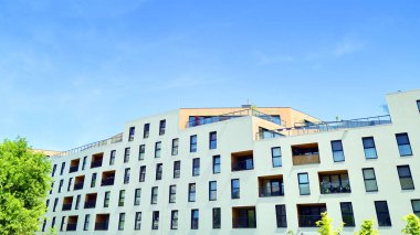 Ekolojik konut mimarisi. Ağaçların çevresindeki modern bir yerleşim yeri. Ekoloji ve yeşil yaşam şehirde, kentsel çevre kavramı. Modern apartman ve yeşil ağaçlar.