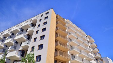 Modern lüks konut dairesi. Güneşli bir günde modern apartman binası. Mavi gökyüzü olan bir apartman. Modern bir apartmanın cephesi.