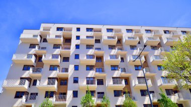 Ekolojik konut mimarisi. Ağaçların çevresindeki modern bir yerleşim yeri. Ekoloji ve yeşil yaşam şehirde, kentsel çevre kavramı. Modern apartman ve yeşil ağaçlar.