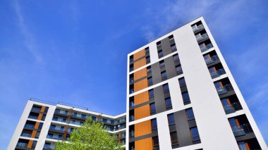 Ekolojik konut mimarisi. Ağaçların çevresindeki modern bir yerleşim yeri. Ekoloji ve yeşil yaşam şehirde, kentsel çevre kavramı. Modern apartman ve yeşil ağaçlar.