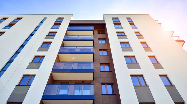 Mieszkanie Mieszkalne Elewacji Domu Architektury Zaplecza Zewnętrznego Błękitne Niebo Tle — Zdjęcie stockowe