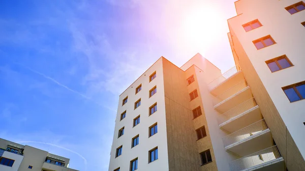 Lägenhet Bostadshus Och Hem Fasad Arkitektur Och Utomhusfaciliteter Blå Himmel Stockbild