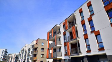 Modern lüks konut dairesi. Güneşli bir günde modern apartman binası. Mavi gökyüzü olan bir apartman. Modern bir apartmanın cephesi.