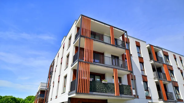 Modern lüks konut dairesi. Güneşli bir günde modern apartman binası. Mavi gökyüzü olan bir apartman. Modern bir apartmanın cephesi.