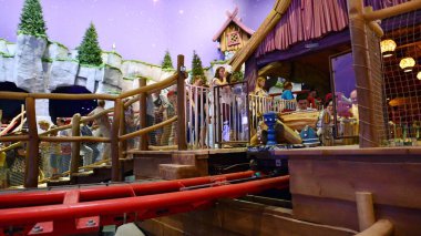 Varşova Polonya. 5 Haziran 2022. Majaland Varşova, Viking Vic ve Heidi tarafından desteklenen ve popüler karakter Maja the Bee tarafından yönetilen büyük bir salonda yer alan yeni bir lunapark. Plopsa Parkı