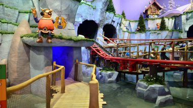 Varşova Polonya. 5 Haziran 2022. Majaland Varşova, Viking Vic ve Heidi tarafından desteklenen ve popüler karakter Maja the Bee tarafından yönetilen büyük bir salonda yer alan yeni bir lunapark. Plopsa Parkı