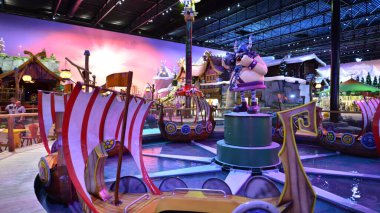 Varşova Polonya. 5 Haziran 2022. Majaland Varşova, Viking Vic ve Heidi tarafından desteklenen ve popüler karakter Maja the Bee tarafından yönetilen büyük bir salonda yer alan yeni bir lunapark. Plopsa Parkı