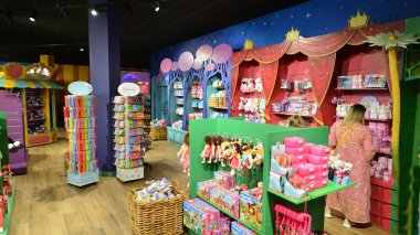 Varşova Polonya. 5 Haziran 2022. Majaland Varşova parkındaki hediyelik eşya dükkanında ürünler..