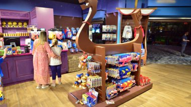 Varşova Polonya. 5 Haziran 2022. Majaland Varşova parkındaki hediyelik eşya dükkanında ürünler..