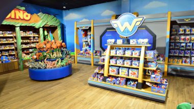 Varşova Polonya. 5 Haziran 2022. Majaland Varşova parkındaki hediyelik eşya dükkanında ürünler..