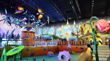 Varşova Polonya. 5 Haziran 2022. Majaland Varşova, Viking Vic ve Heidi tarafından desteklenen ve popüler karakter Maja the Bee tarafından yönetilen büyük bir salonda yer alan yeni bir lunapark. Plopsa Parkı