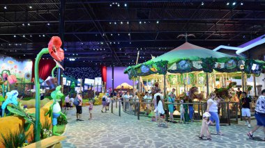 Varşova Polonya. 5 Haziran 2022. Majaland Varşova, Viking Vic ve Heidi tarafından desteklenen ve popüler karakter Maja the Bee tarafından yönetilen büyük bir salonda yer alan yeni bir lunapark. Plopsa Parkı