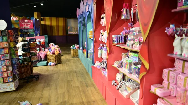 Varşova Polonya. 5 Haziran 2022. Majaland Varşova parkındaki hediyelik eşya dükkanında ürünler..