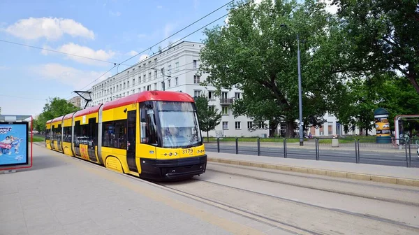Warschau Polen Juni 2022 Straßenbahnhaltestelle Mit Straßenbahn Stadtteil Zoliborz Tagsüber — Stockfoto