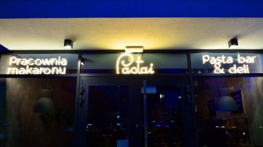 Varşova, Polonya. 12 Haziran 2022. Parlak neon işareti: Praownia makaronu Pastai