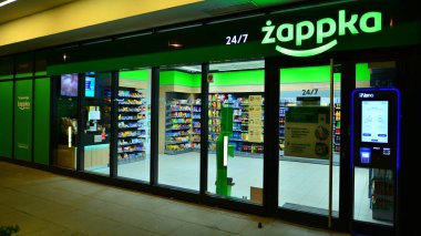 Varşova, Polonya. 12 Haziran 2022. Yapay zeka tarafından desteklenen otonom Zappka Nano mağazası. Kasiyer, kuyruk ya da nakit olmadan hızlı alışveriş yapabilmenizi sağlayan yenilikçi bir kavram..