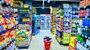 Varşova, Polonya. 15 Haziran 2022. Bir süpermarketteki araba yiyecek ürünleriyle dolu. Carrefour süpermarketi.