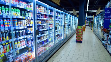 Varşova, Polonya. 15 Haziran 2022. Süpermarket koridoru rafları dolduran ürünlerle dolu. Carrefour süpermarketi.