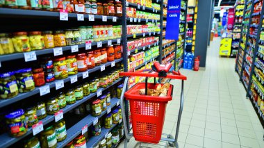 Varşova, Polonya. 15 Haziran 2022. Bir süpermarketteki araba yiyecek ürünleriyle dolu. Carrefour süpermarketi.