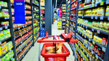 Varşova, Polonya. 15 Haziran 2022. Bir süpermarketteki araba yiyecek ürünleriyle dolu. Carrefour süpermarketi.
