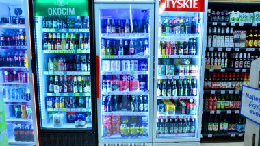 Varşova, Polonya. 15 Haziran 2022. Süpermarket koridoru rafları dolduran ürünlerle dolu. Carrefour süpermarketi.