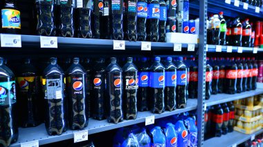 Varşova, Polonya. 15 Haziran 2022. Süpermarket koridoru rafları dolduran ürünlerle dolu. Carrefour süpermarketi.