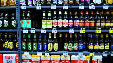 Varşova, Polonya. 15 Haziran 2022. Süpermarket koridoru rafları dolduran ürünlerle dolu. Carrefour süpermarketi.