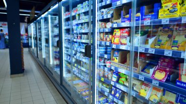 Varşova, Polonya. 15 Haziran 2022. Süpermarket koridoru rafları dolduran ürünlerle dolu. Carrefour süpermarketi.