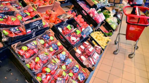 Varşova Polonya Haziran 2022 Bir Süpermarketteki Araba Yiyecek Ürünleriyle Dolu — Stok fotoğraf