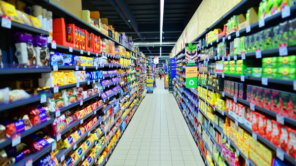 바르샤바 폴란드 2022 슈퍼마켓의 코너에는 선반에 있습니다 Carrefour 슈퍼마켓 — 스톡 사진
